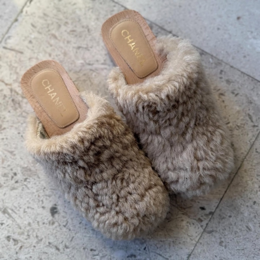 CHANEL Women's Beige Fur Slippers